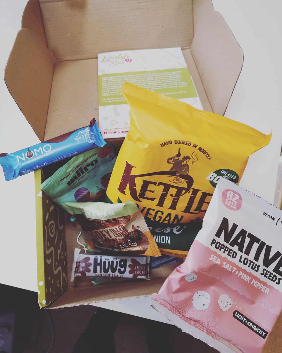 Here’s what’s inside our first Veganuary box!

We look forward to enjoying the goodies and learning what brands we can enjoy in January and beyond 
@kettlechipsuk
@mirro_uk
@nomochocolate
@huuglife
@myvegan
@wearenativesnacks

#veganuary #davisonwilliams #plantbased